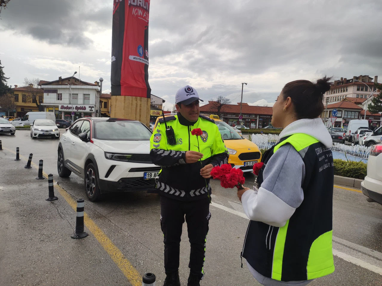 Görev Başındaki Polislere Çiçek