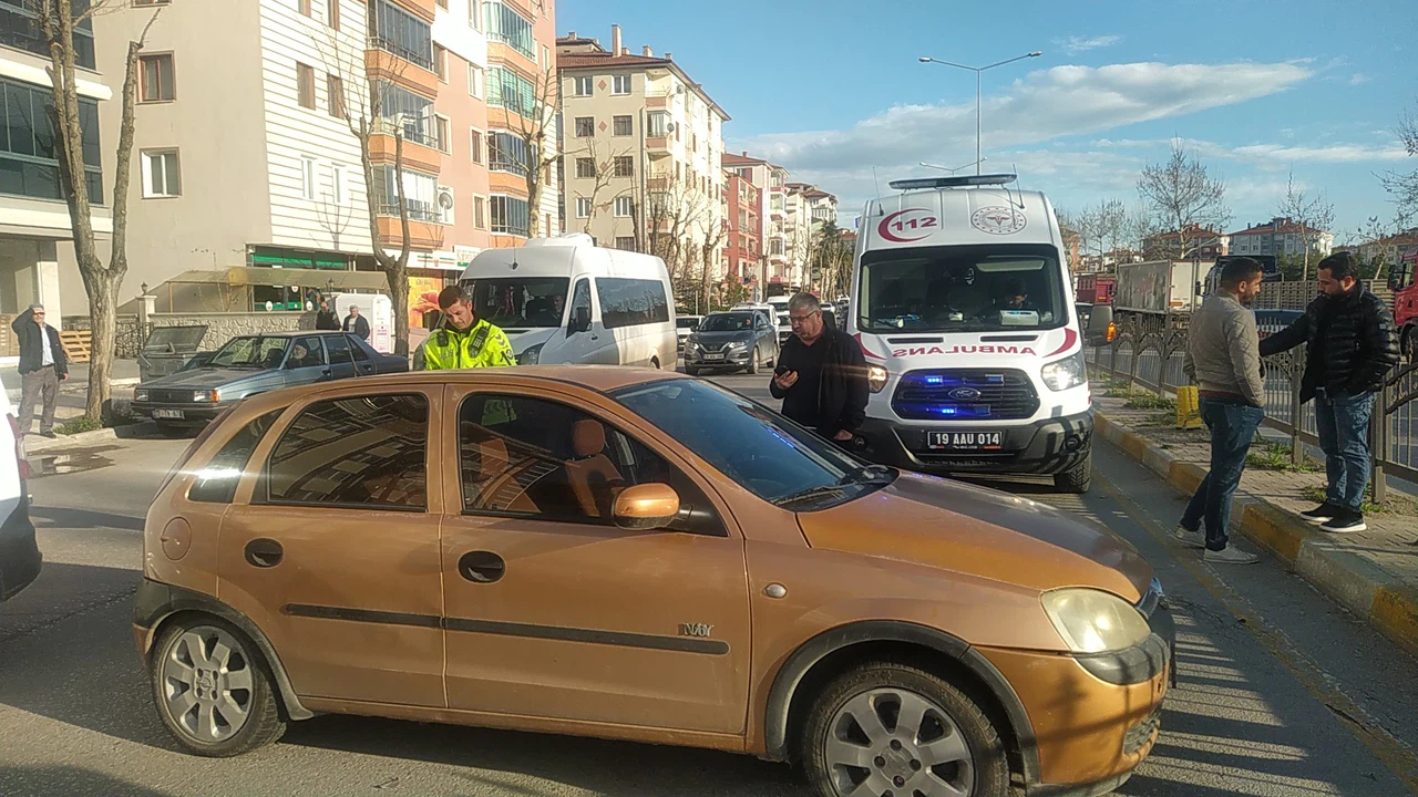 Hafif Ticari Araç İle Otomobil Çarpıştı