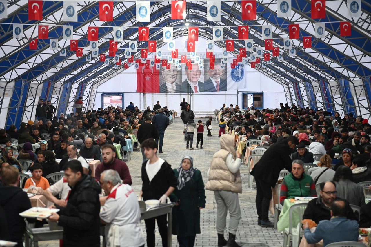 Her Gün Bin Kişi Sofrada Buluşuyor