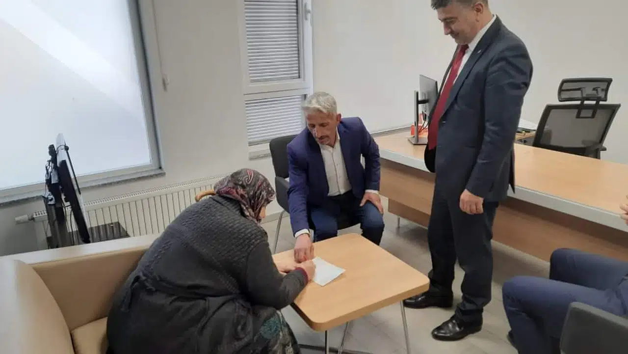 Kadın Çiftçi Traktörünü Sattı, Depremzedelere Bağışladı