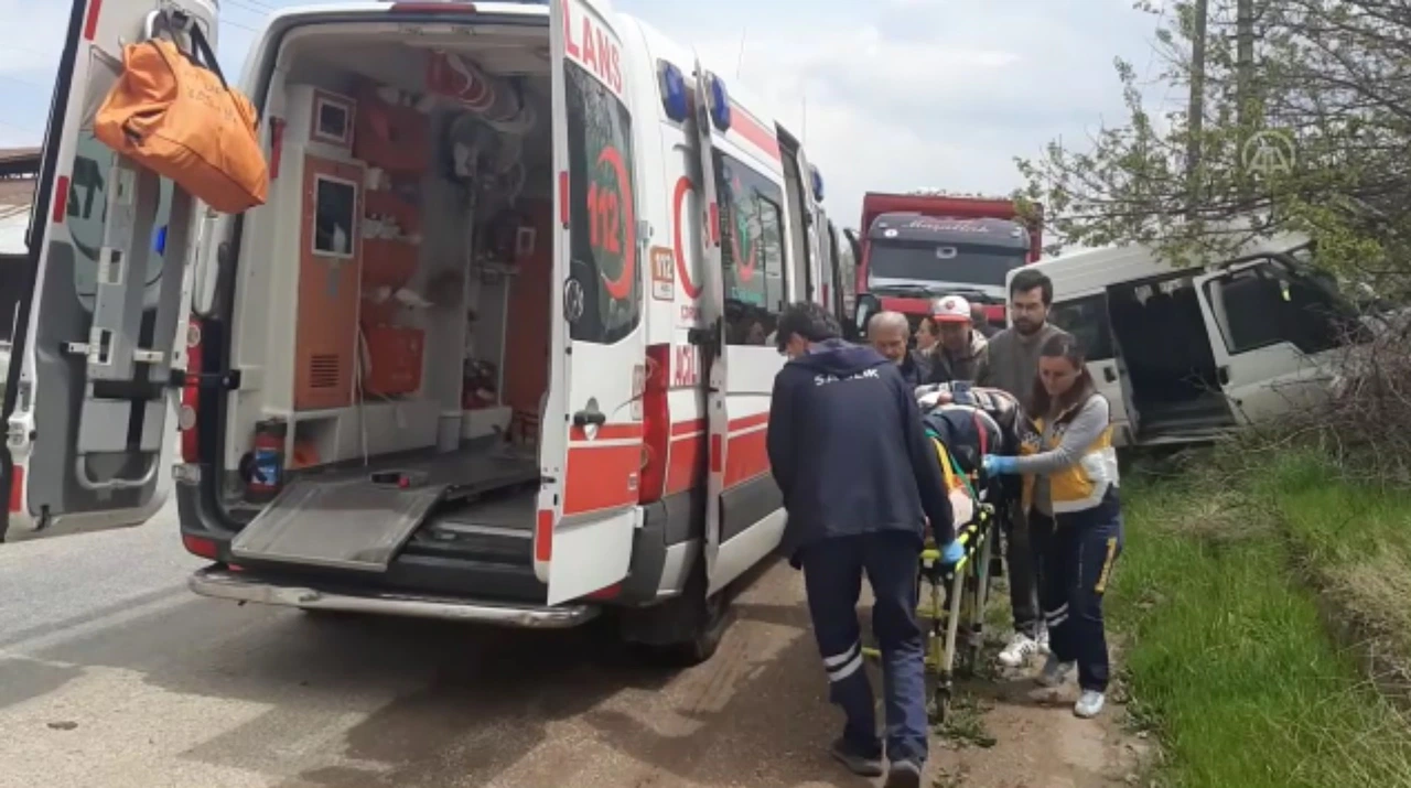 Kamyonla Minibüs Çarpıştı: Bir Yaralı
