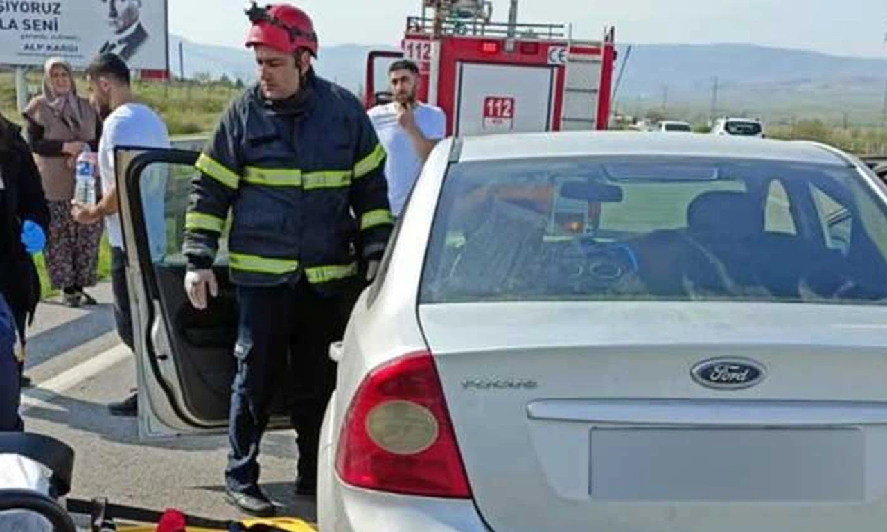 Lastiği Patlayan Otomobil Bariyere Çarptı