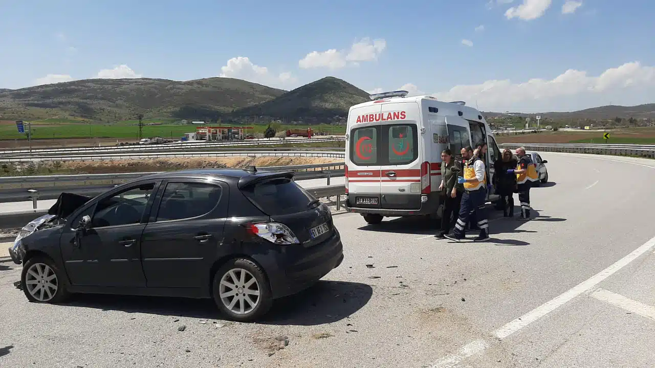 Mecitözü Yolunda Otomobil Bariyere Çarptı