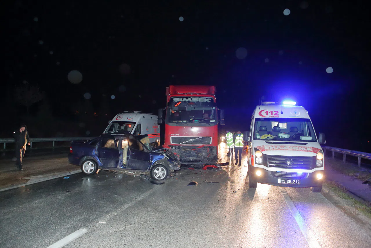 Otomobil ile TIR Çarpıştı
