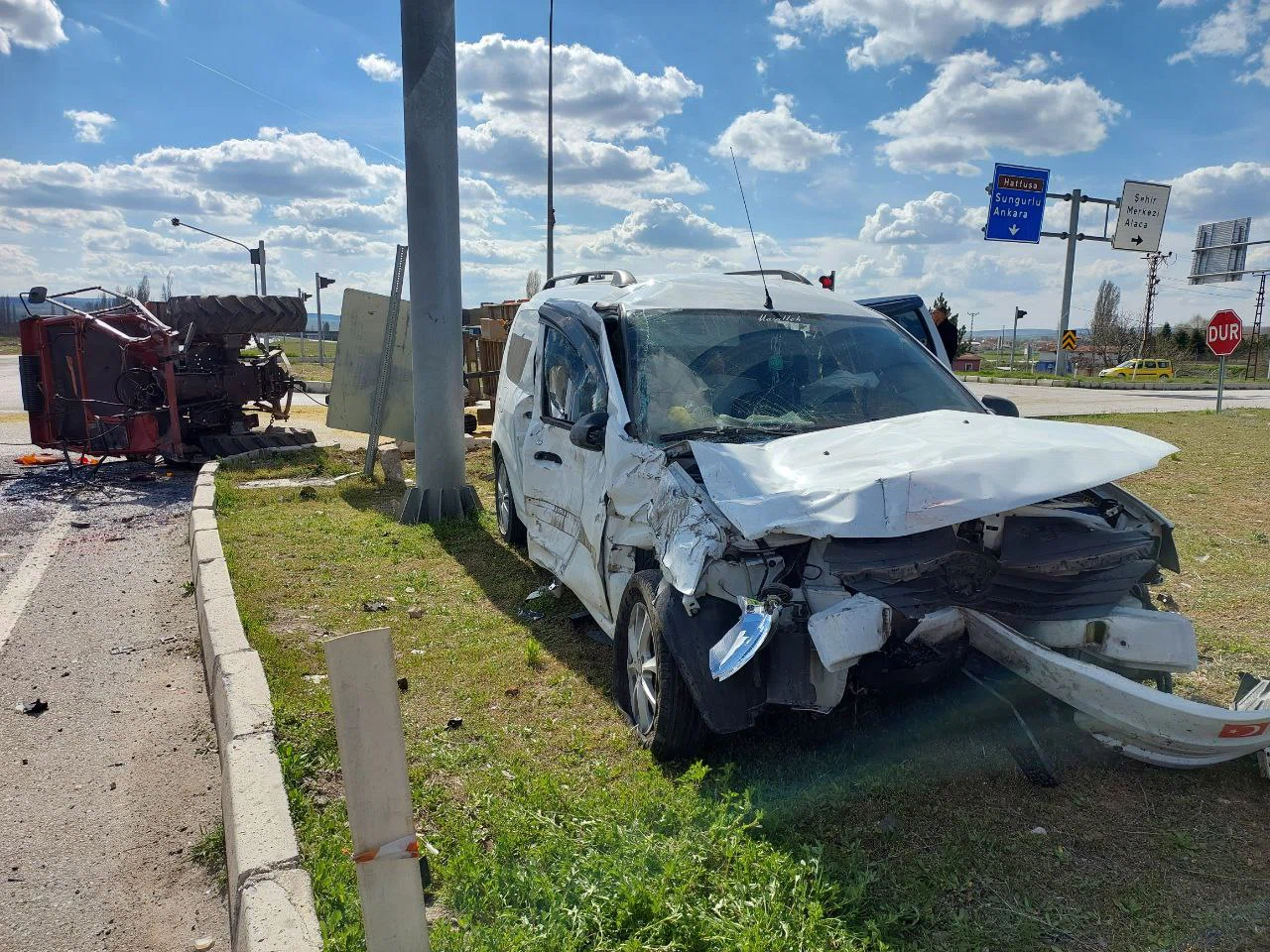 Otomobille Traktör Çarpıştı: Dört Yaralı