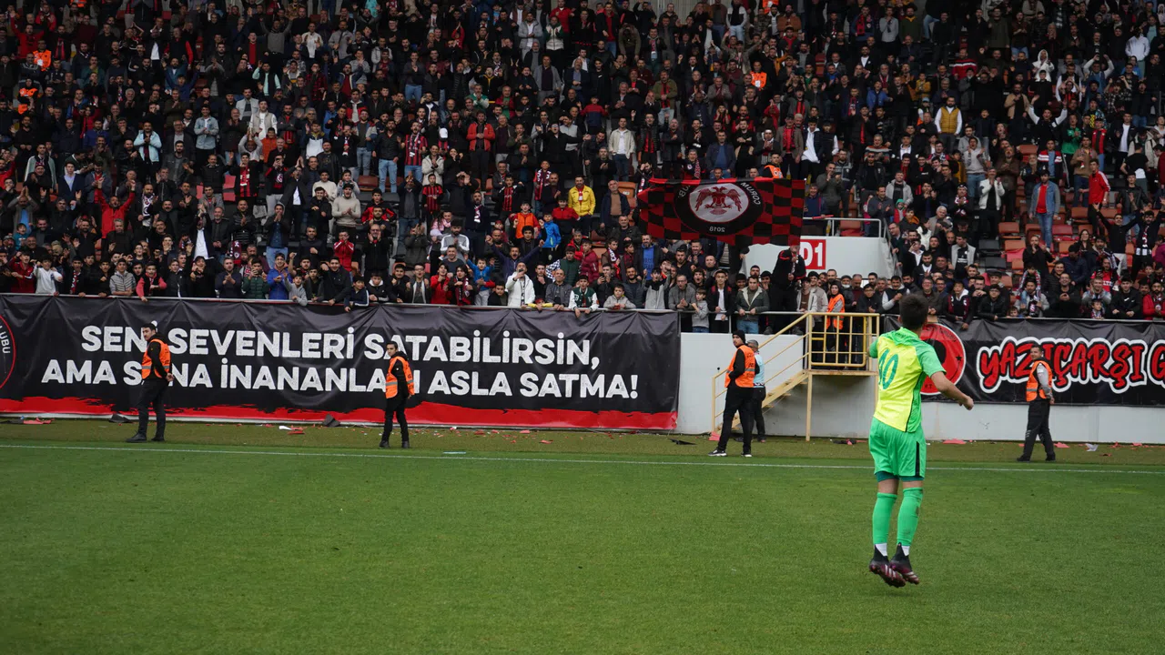 Sinan Kurumuş, Genç Kaleciyi Alkışlattı
