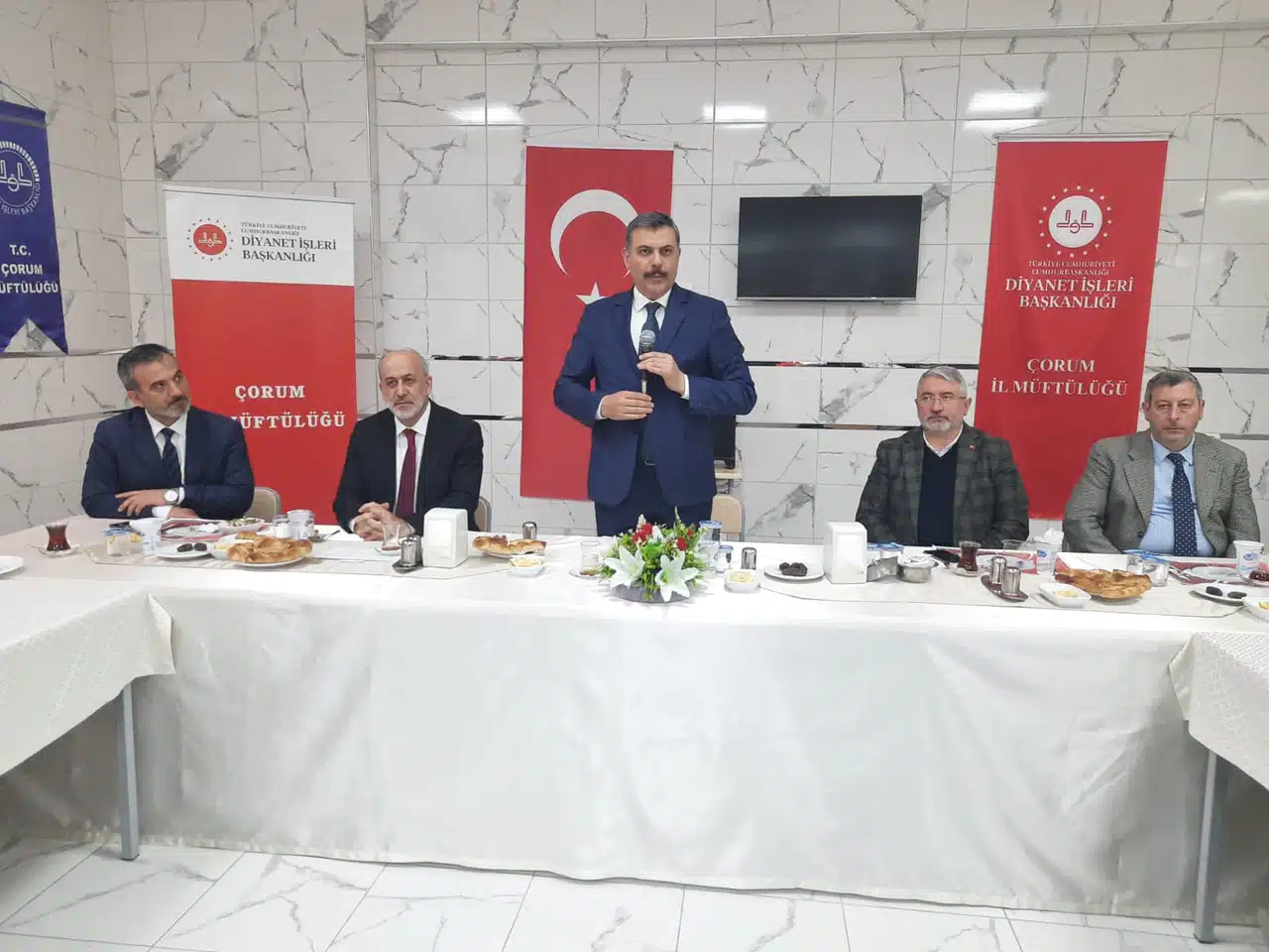 Vali Çiftçi, Kur’an Kursunda İftar Yaptı