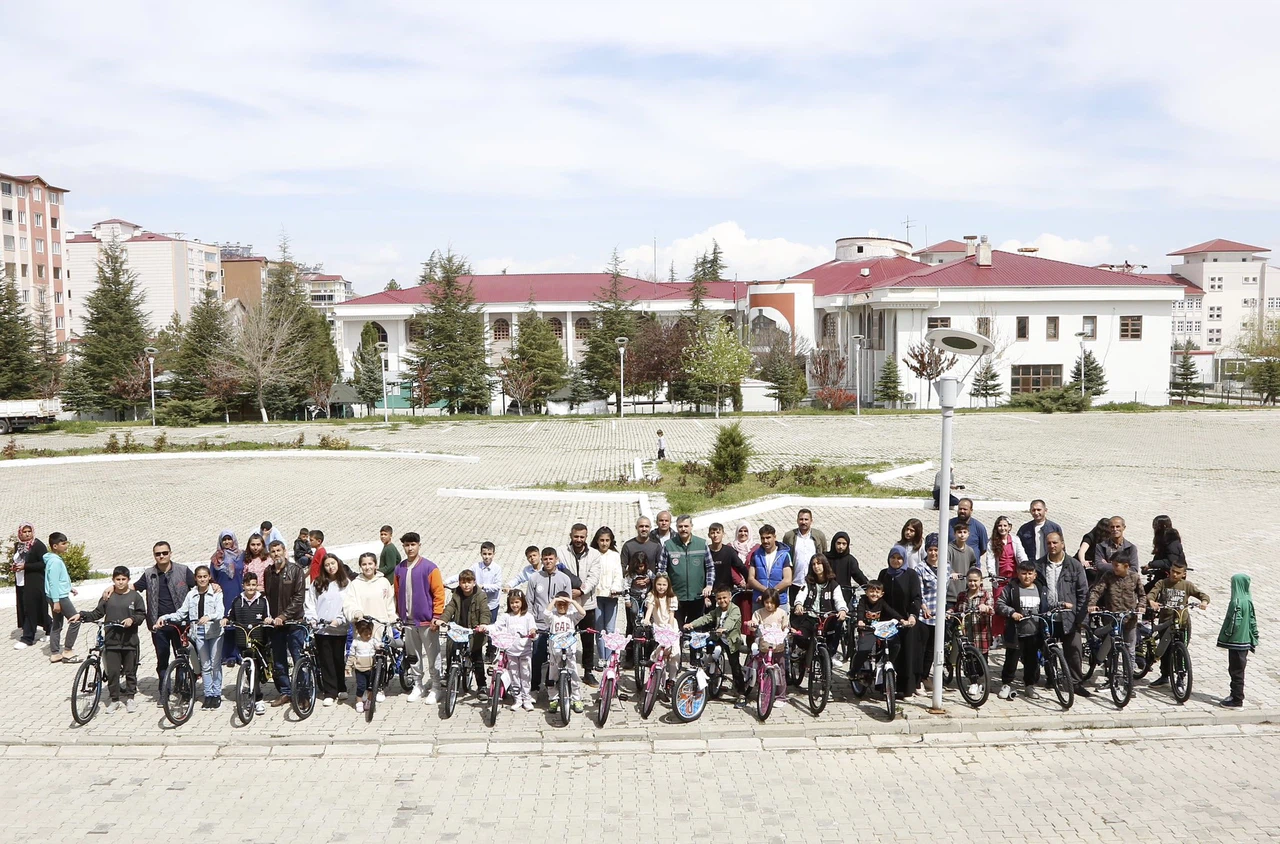 Vali Çiftçi’den Afetzede Çocuklara Bayram Hediyesi