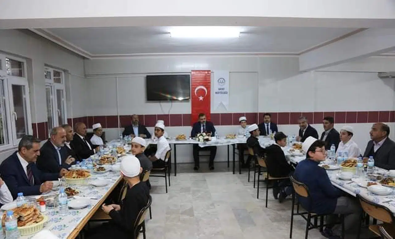 Vali, Hafızlar ile İftar Yaptı
