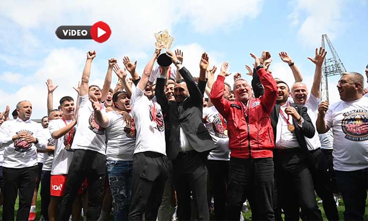 Şampiyon Kupasını Kaldırdı