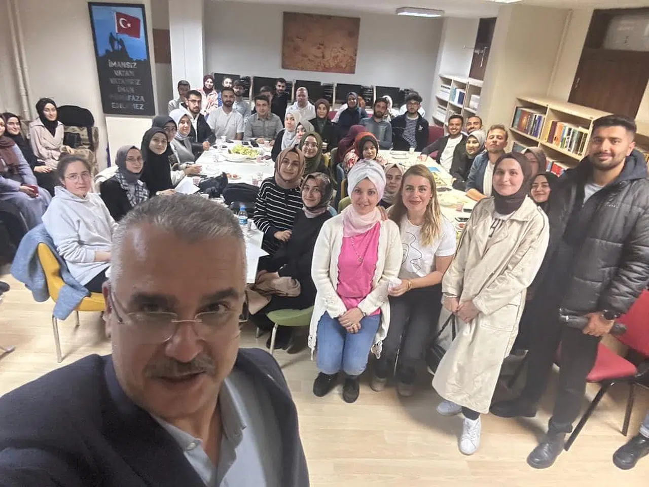 Ahlatcı: Gençlerimizin Her Zaman Yanında Olacağız