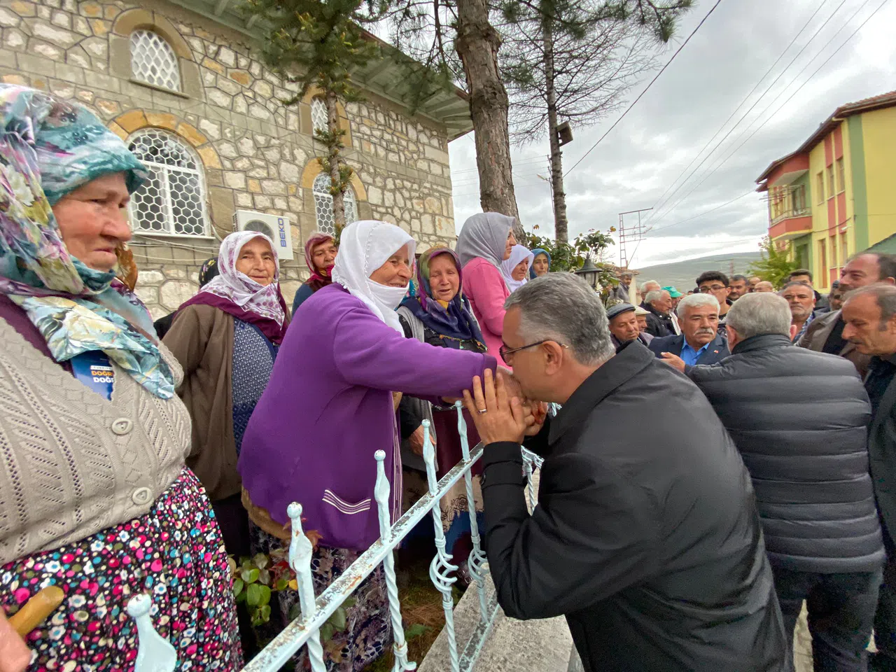 Ahlatcı, Halkın Sorunlarına Duyarlılığıyla Dikkat Çekiyor