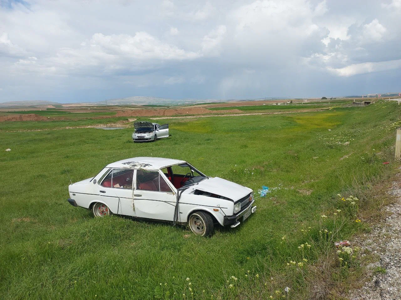 Alaca’da İki Otomobil Devrildi