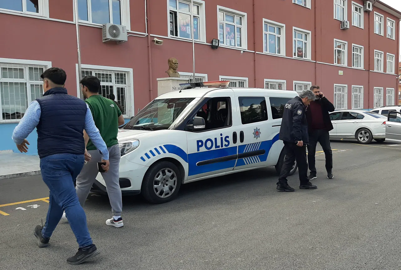 Aranan Üç Kişi Oy Kullanırken Yakalandı