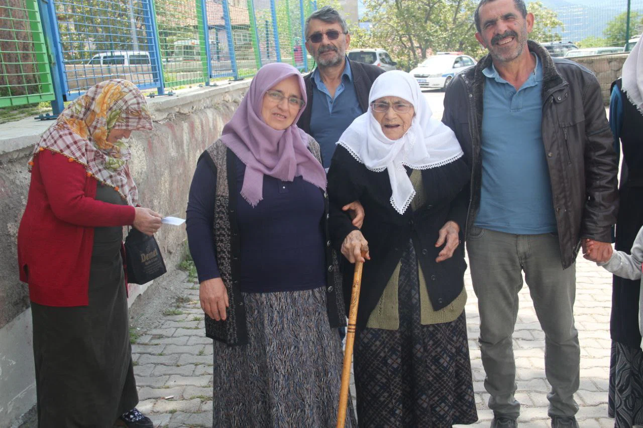 Asırlık Çınarlar Vatandaşlık Görevini Yaptı