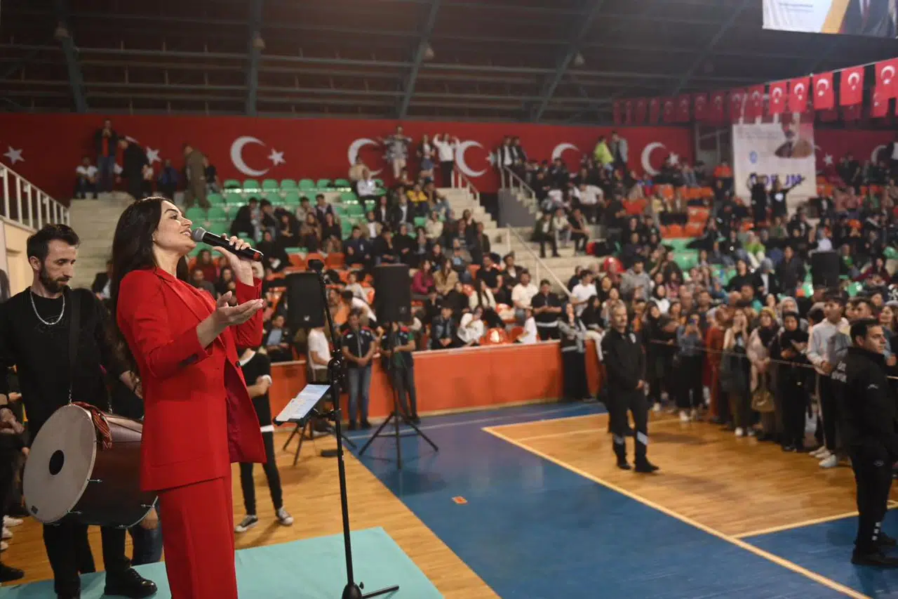 Atatürk Spor Salonu’nda Elif Buse Doğan Rüzgarı
