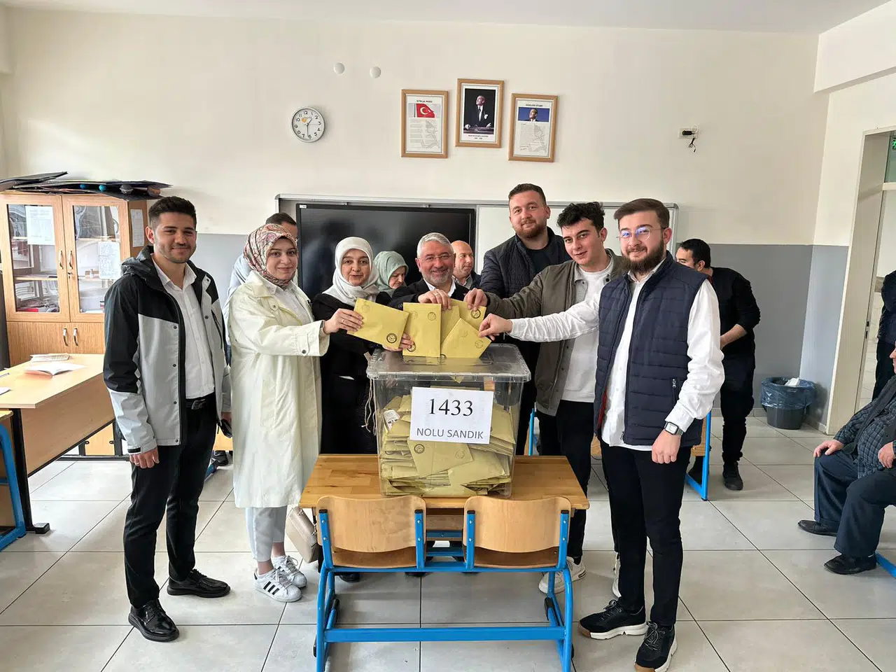 Başkan Aşgın, Eşi ve Çocuklarıyla Oy Kullandı