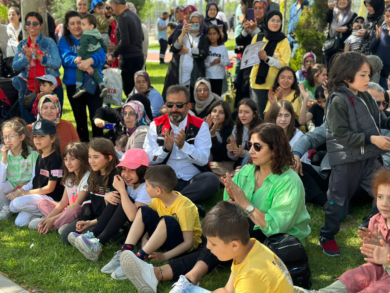 Belediye, Yedi Farklı Noktada Hedik Dağıttı