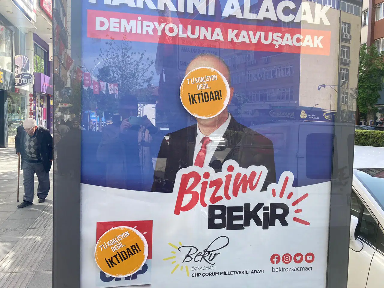 CHP’nin Afişlerine Saldırı