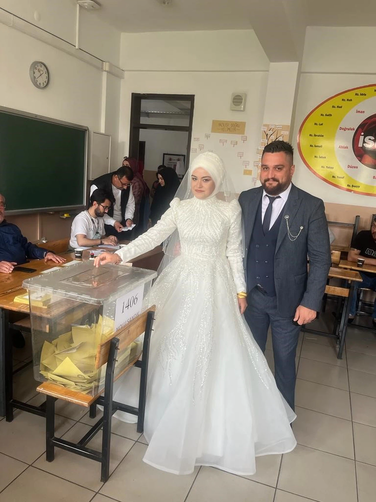 Damatlık Ve Gelinlikle Oy Kullanmaya Gittiler
