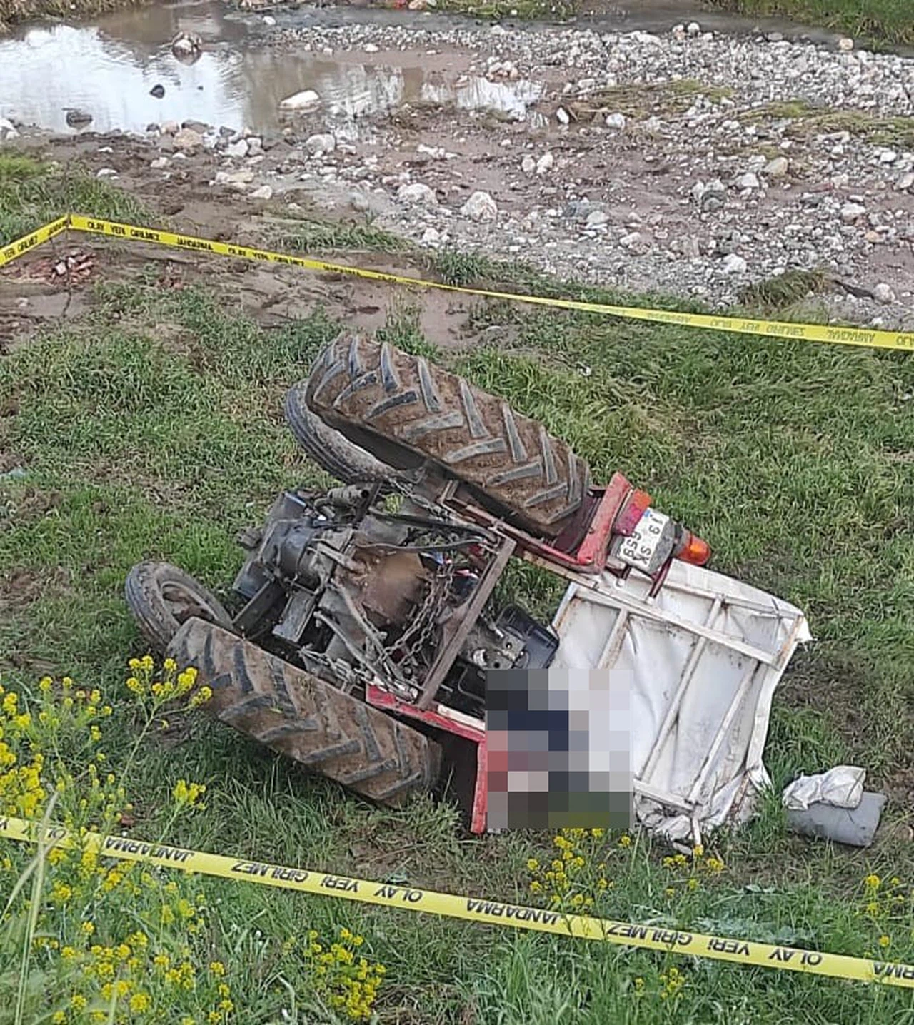 Devrilen Traktörün Altında Kaldı