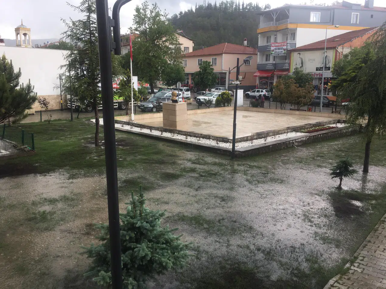 İki İlçeyi Yağmur ve Dolu Vurdu