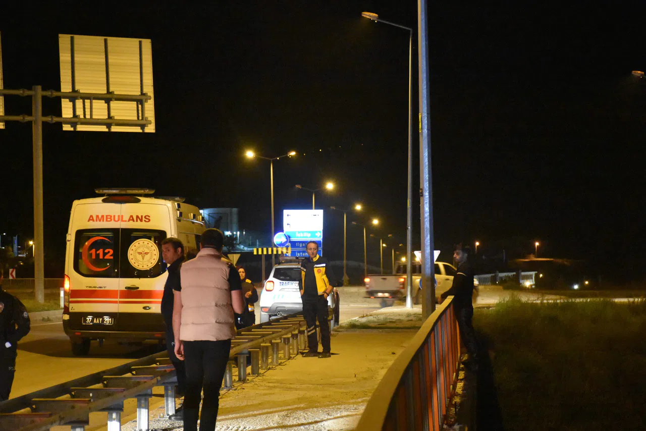 İntihara Kalkışan Genç Yolu Trafiğe Kapattı