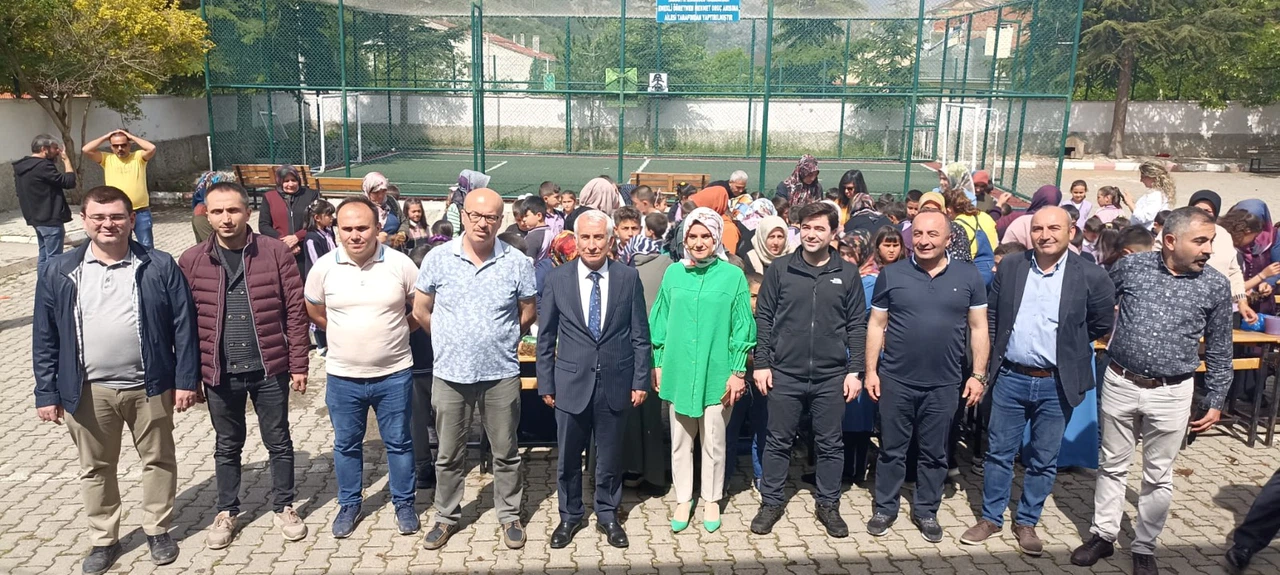 İskilip’te Çocuklara Çilek Yetiştiriciliği Anlatılıyor