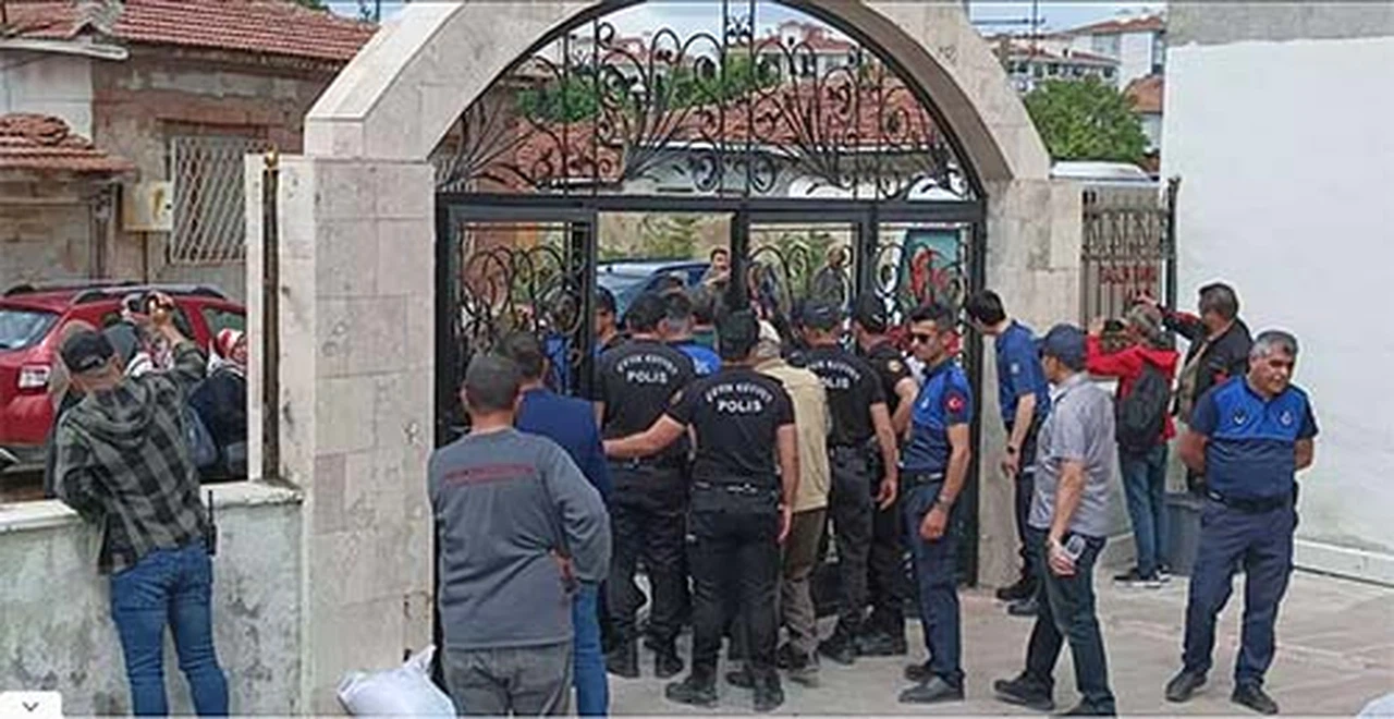  ‘Kaçak Yapı, Cami veya Türbe Değil’