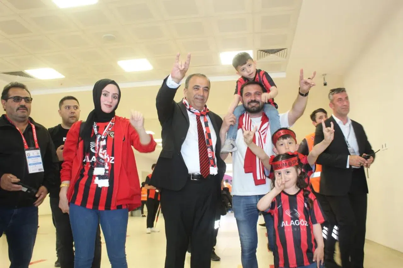 Kayrıcı’dan Futbolculara Son Model Telefon Sözü