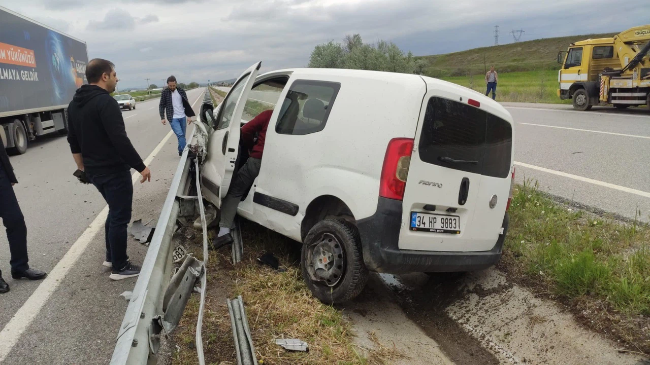Kontrolden Çıkan Otomobil Bariyerlere Çarptı