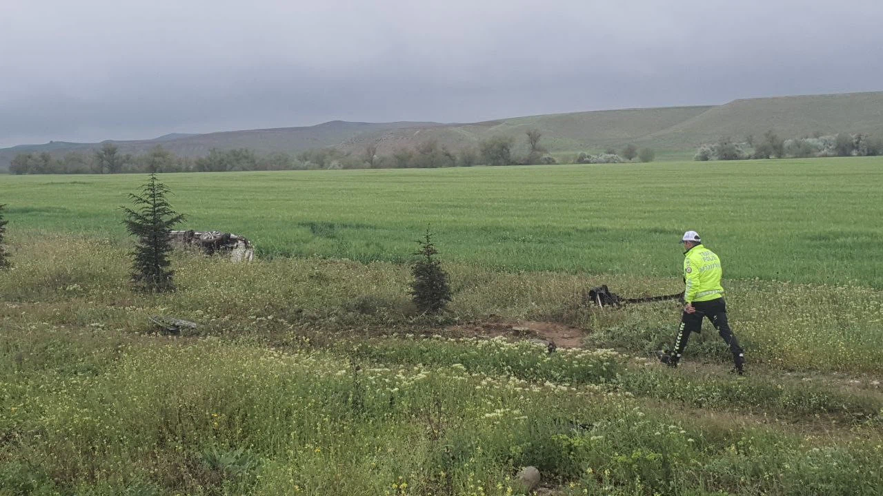 Otomobil Su Kanalına Devrildi: Bir Ölü, Dört Yaralı