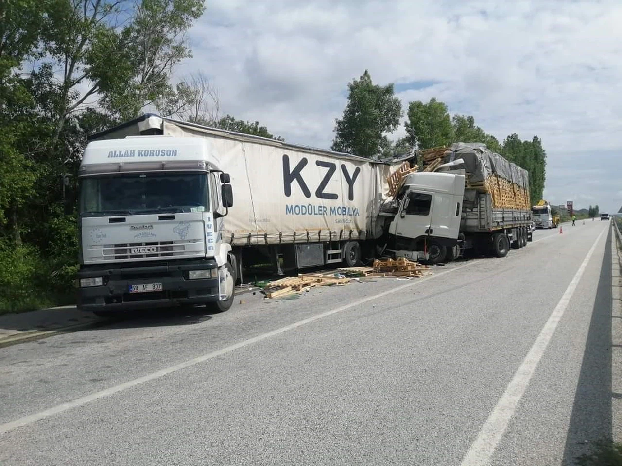 Park Halindeki TIR’a Başka TIR Çarptı