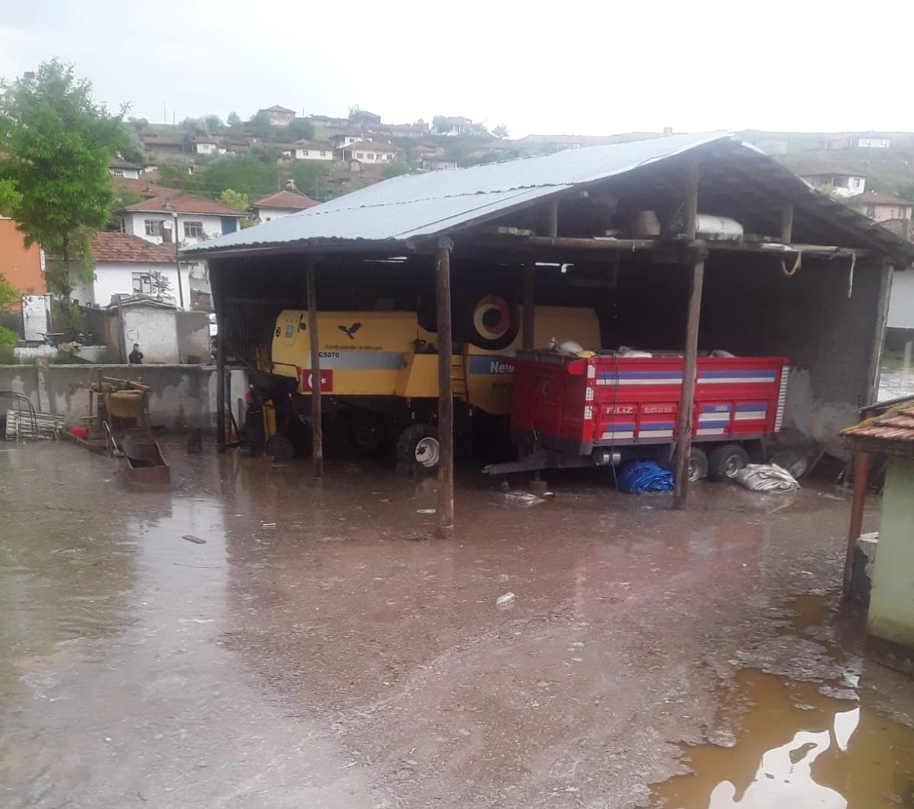 Sağanak Yağış Hayatı Felç Etti