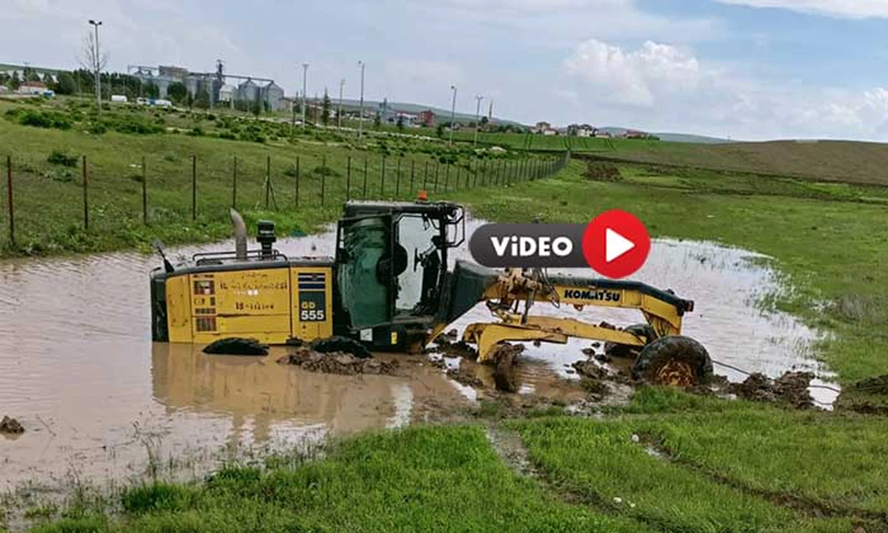 Sele Müdahale Eden İş Makinesi Toprağa Saplandı