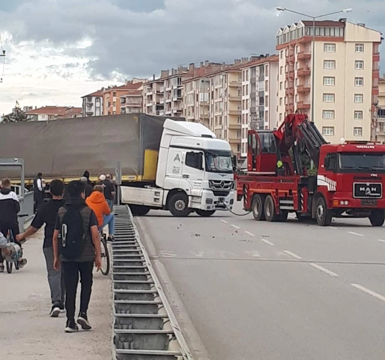 Yanlış Yola Giren Tır Trafiği Kilitledi