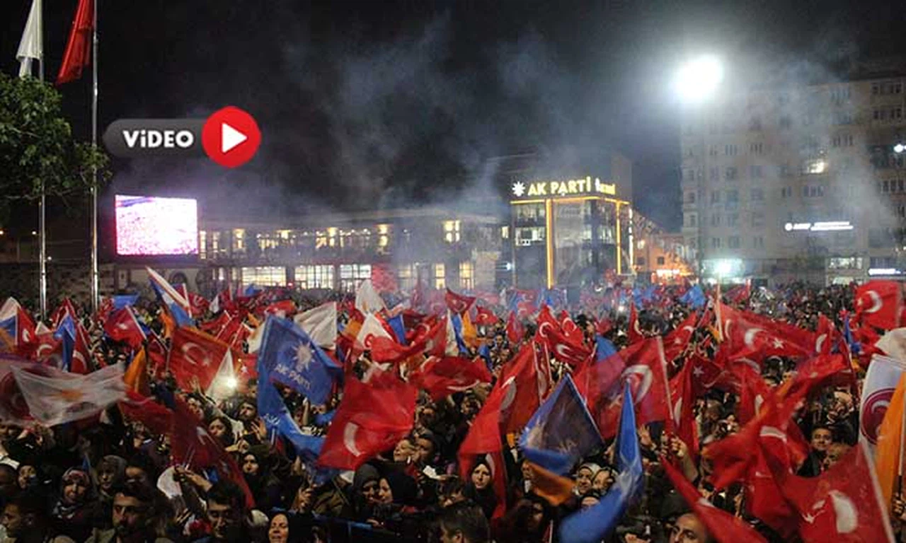 On Binler Sokağa Döküldü