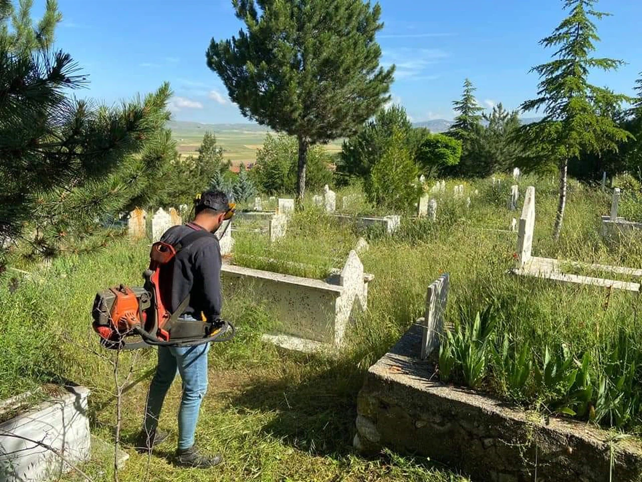 Bayram Öncesinde Mezarlıklar Bakıma Alındı