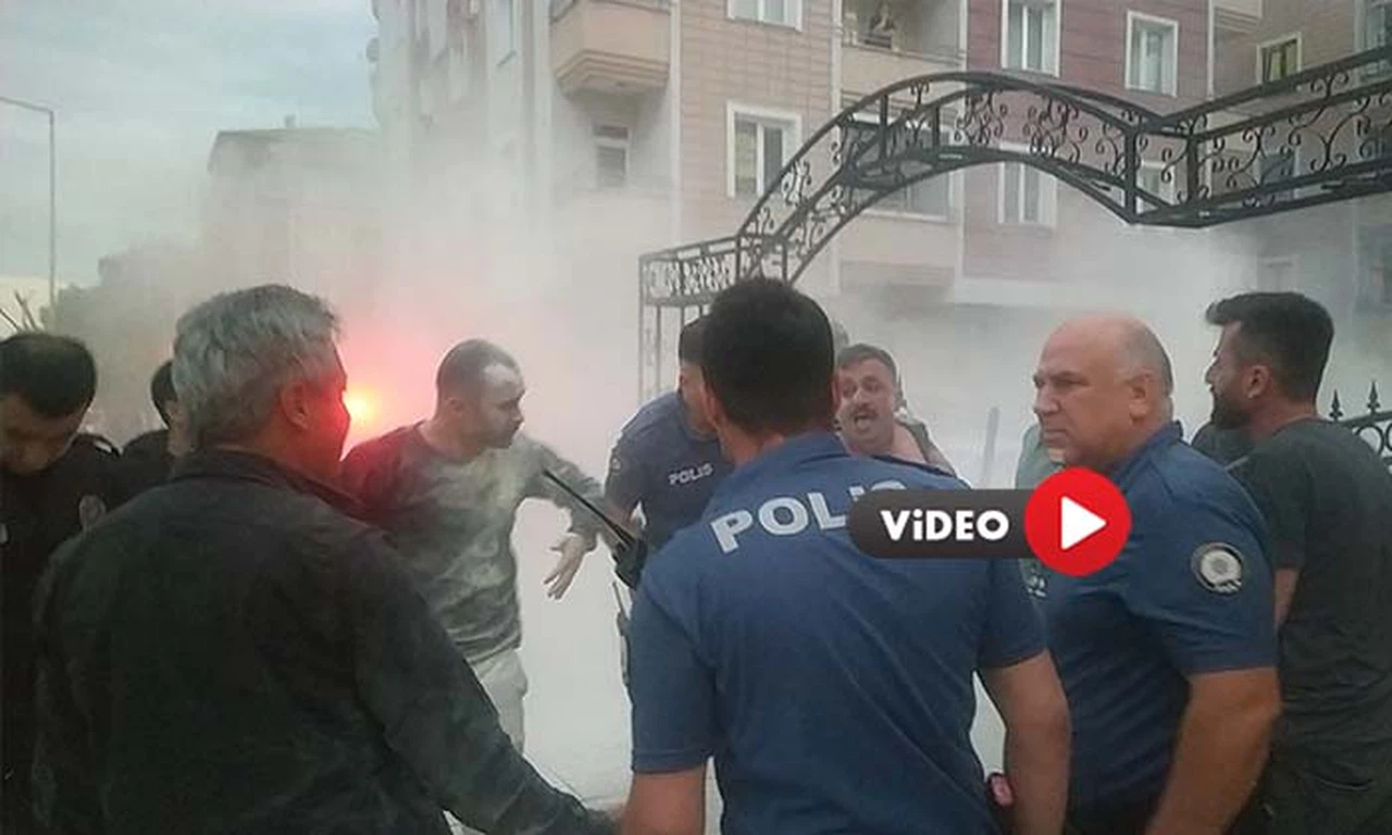 Kendini Yakmaya Çalışan Şahsı Polis Böyle Kurtardı  