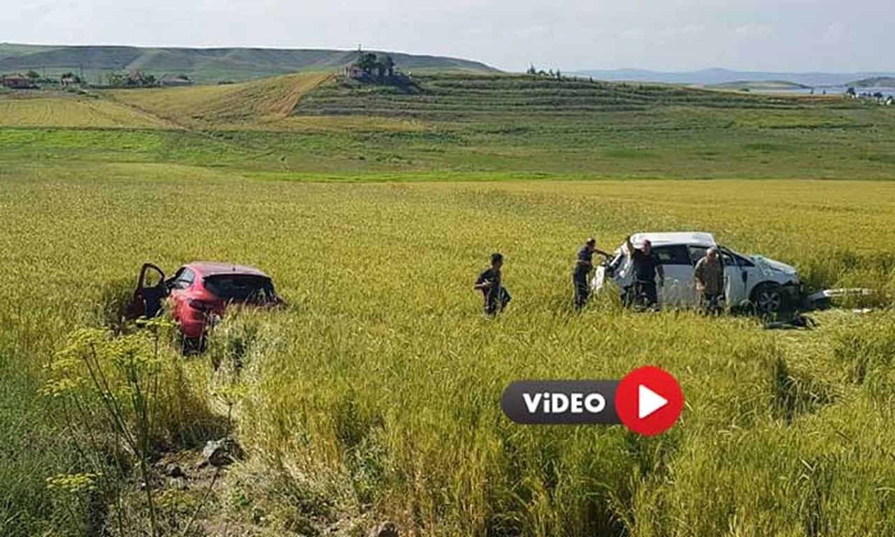 Çarpışan Otomobiller Tarlaya Uçtu: 5 Yaralı