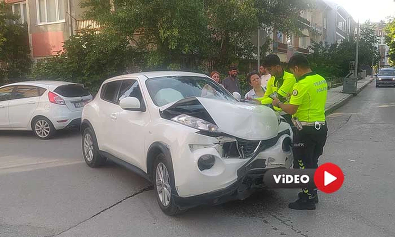 Cip ile Hafif Ticari Araç Çarpıştı