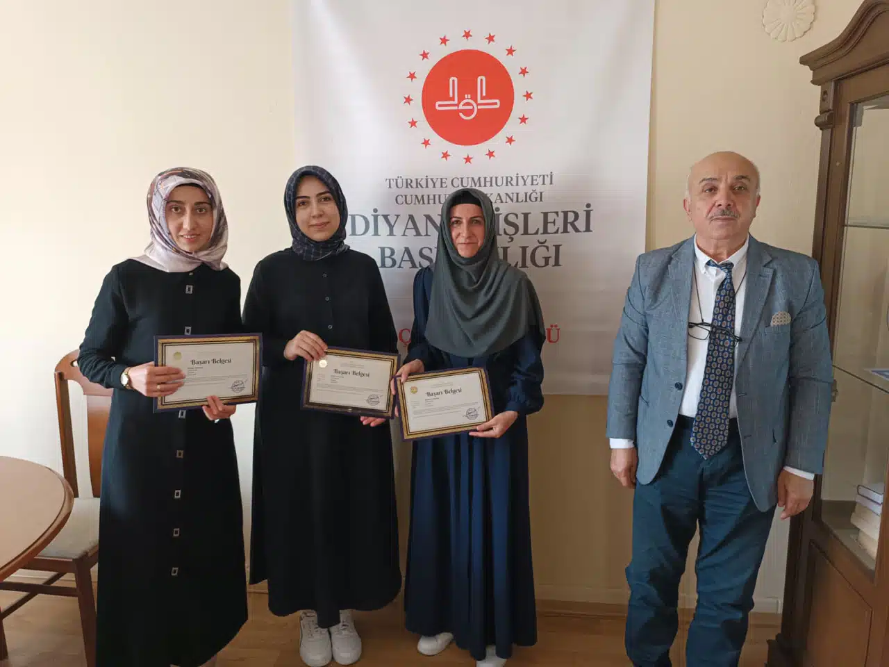 Depremzedelere Destek Veren Öğreticilere Başarı Belgesi Verildi
