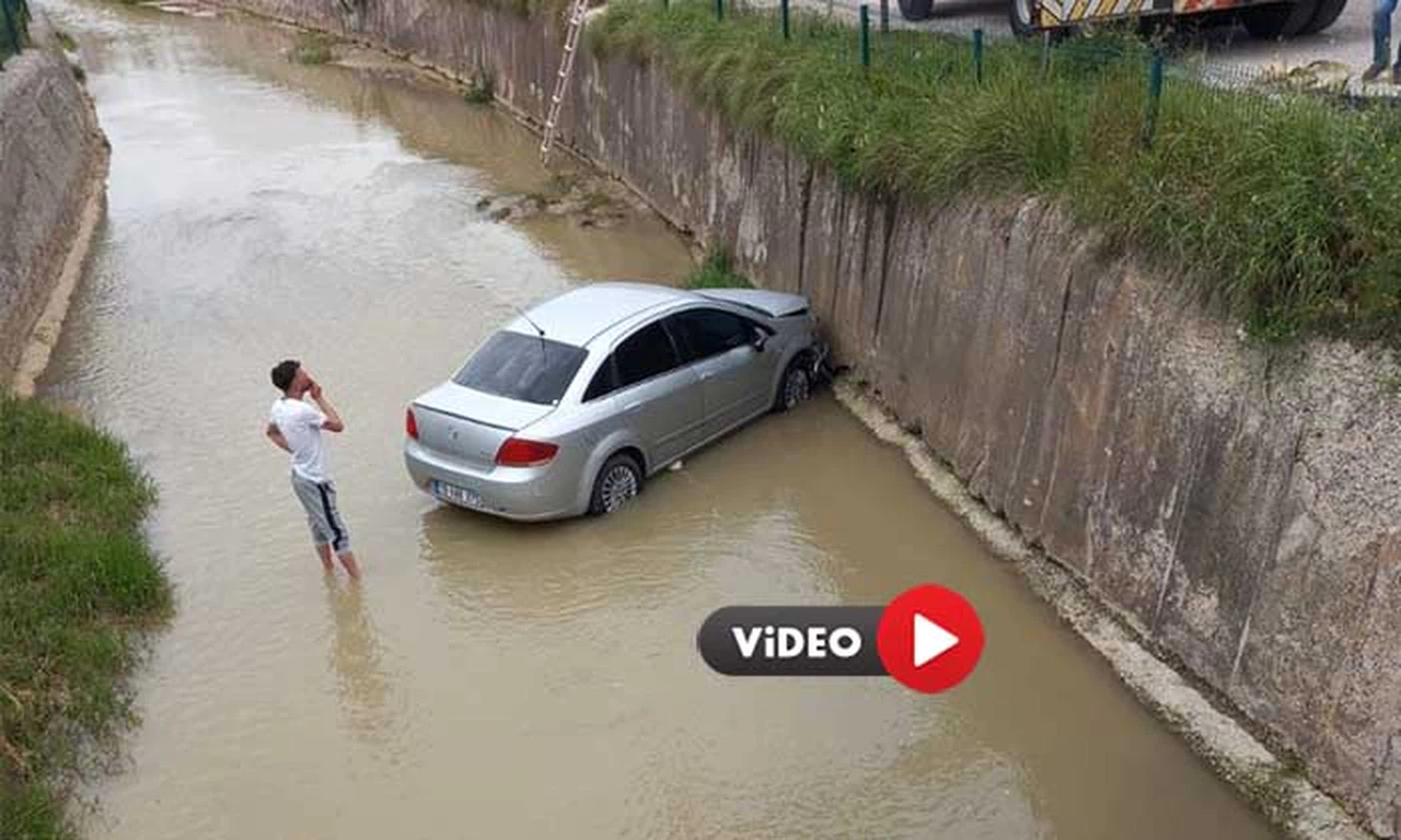 Bariyerleri Aşan Otomobil Dereye Uçtu