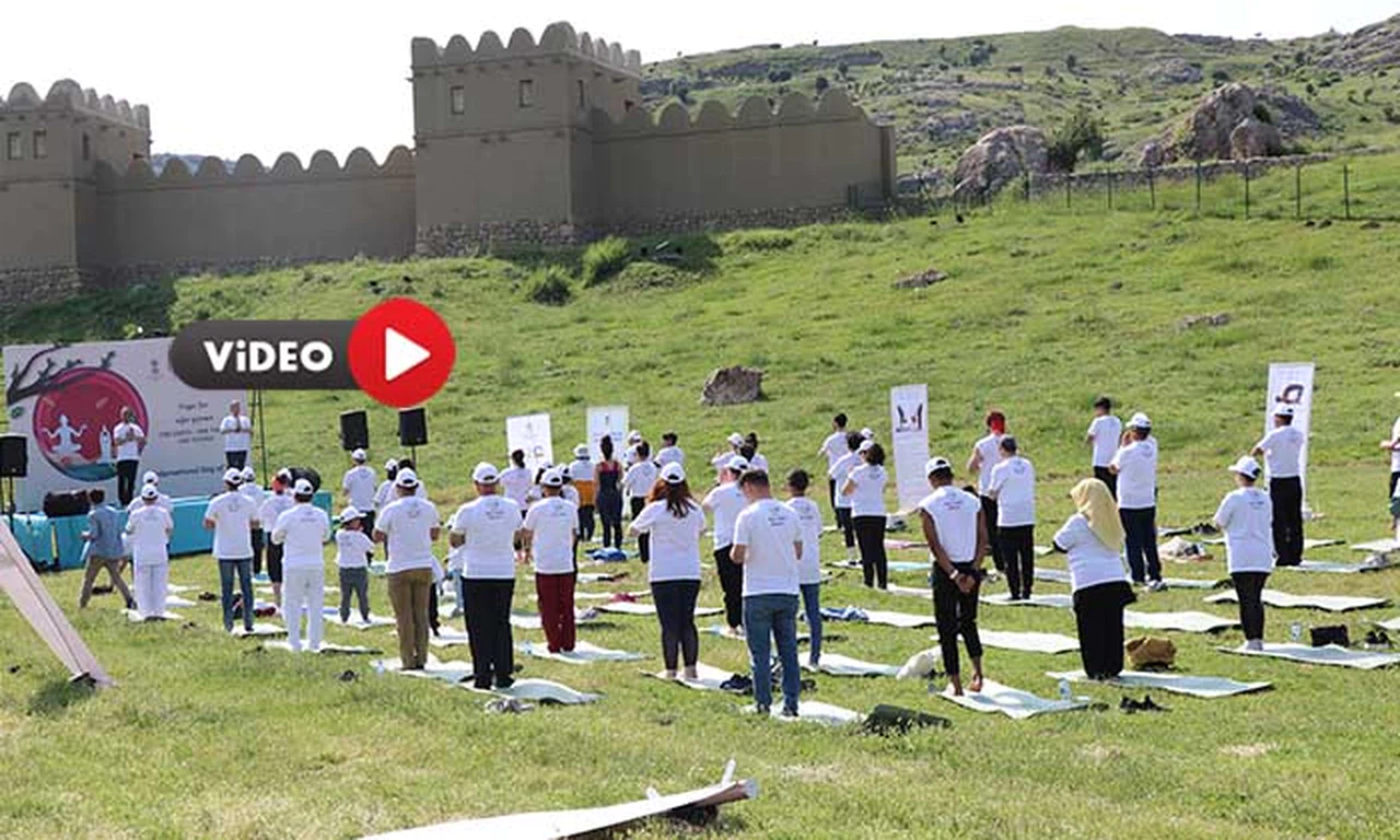 Hitit Surları Önünde Yoga