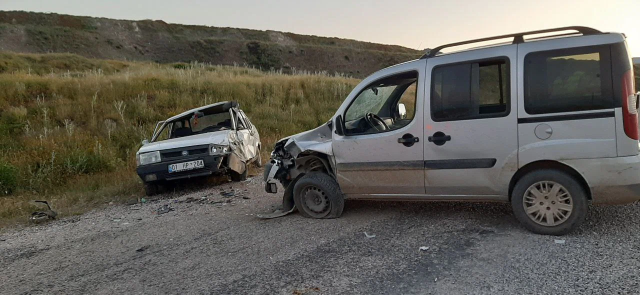 İki Araç Çarpıştı, Düğüne Giden 8 Kişi Yaralandı