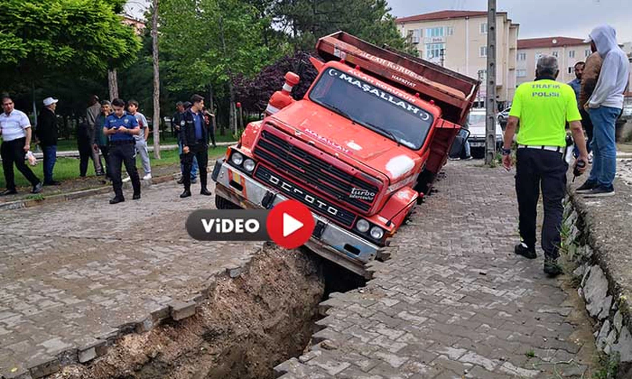 Freni Boşalan Kamyon Altyapı İçin Kazılan Çukura Düştü