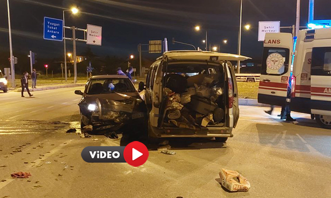 İki Otomobil Çarpıştı, 3 Kişi Yaralandı