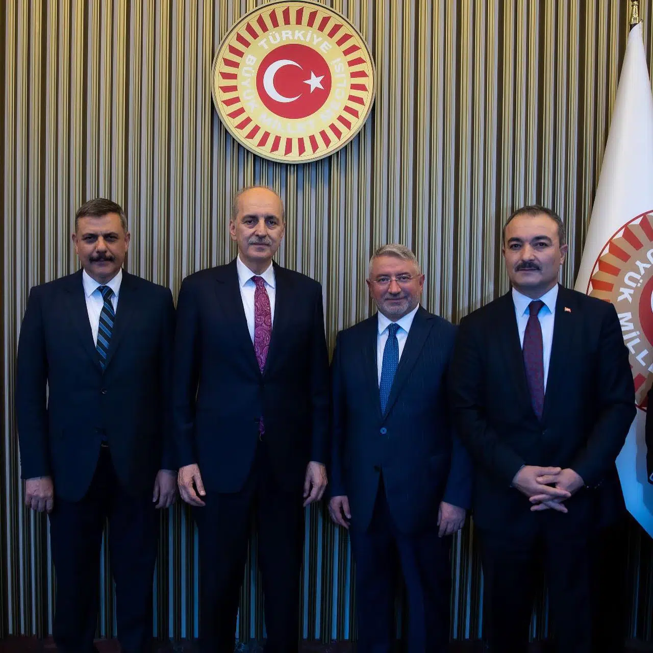 Mecliste Numan Kurtulmuş’u Kutladılar