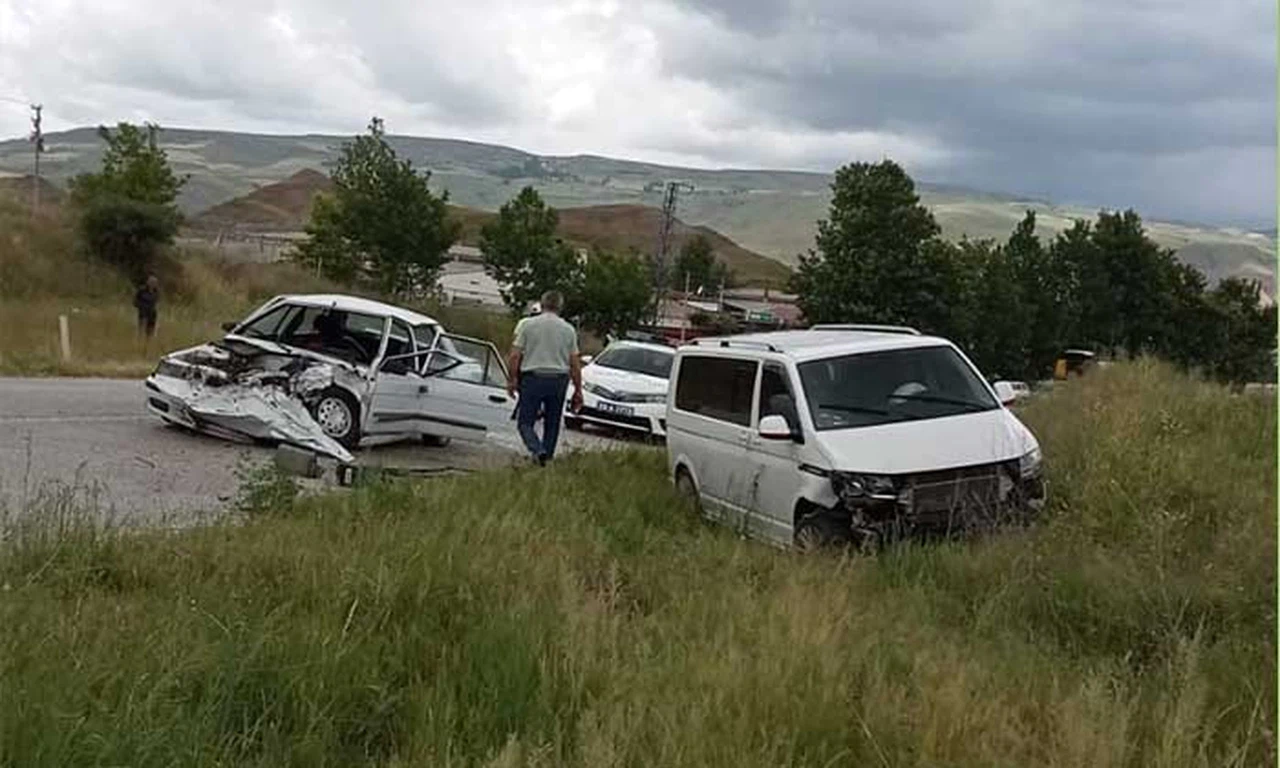 Otomobil ve Minibüs Çarpıştı: Üç Yaralı