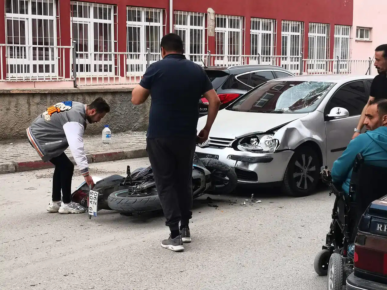 Otomobille Çarpışan Motosikletin Sürücüsü Yaralandı